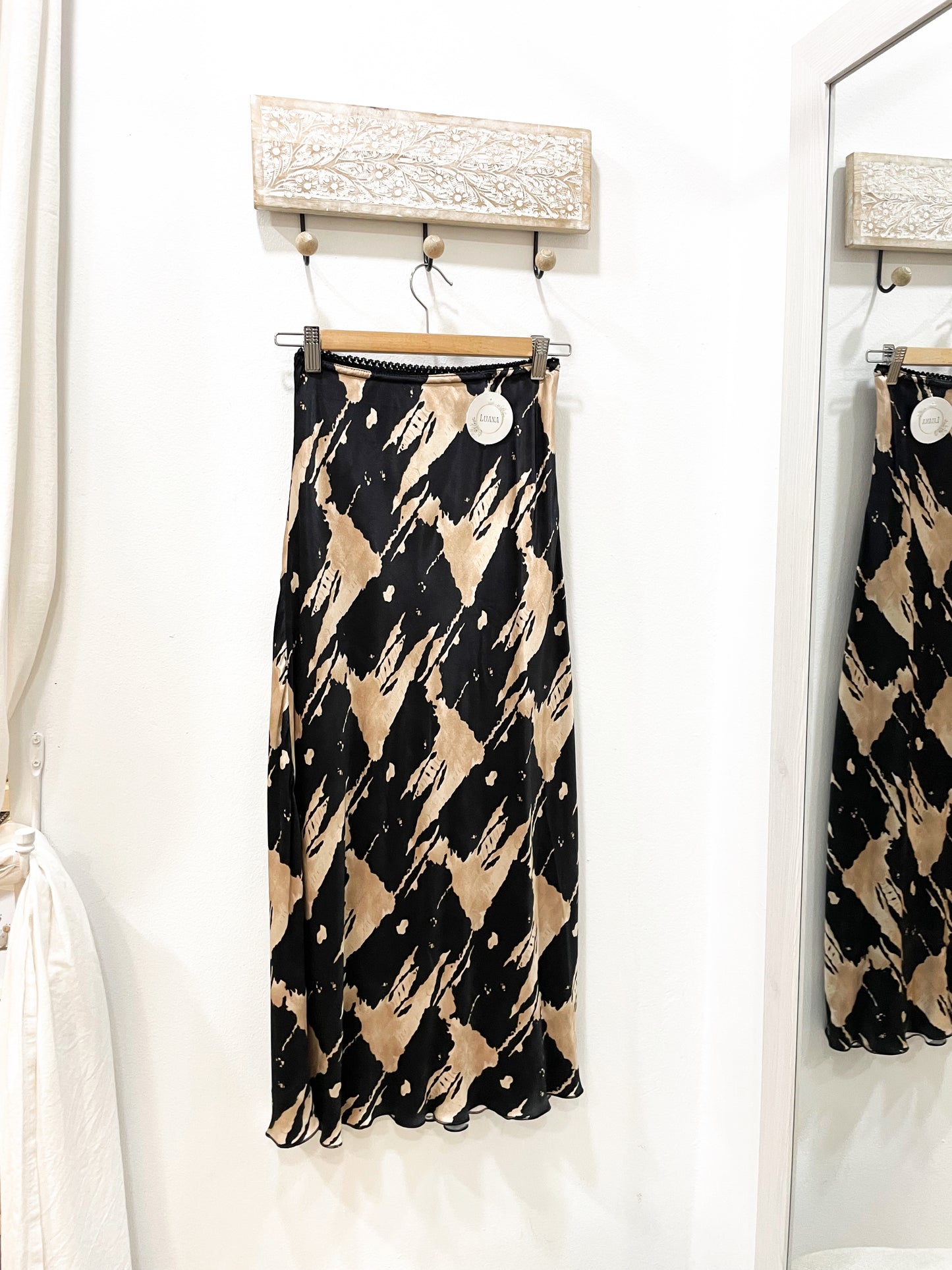 Falda satinada estampado negro