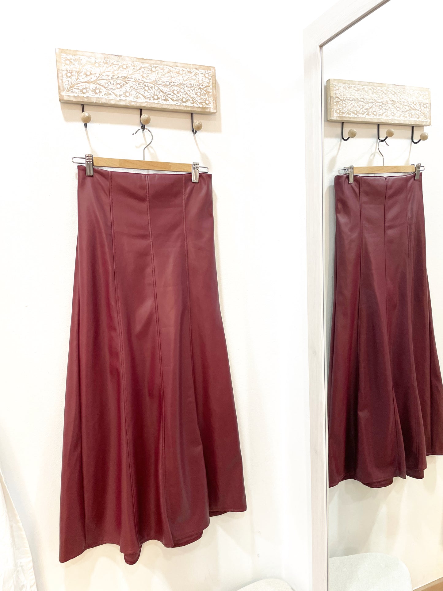 Falda polipiel burdeos