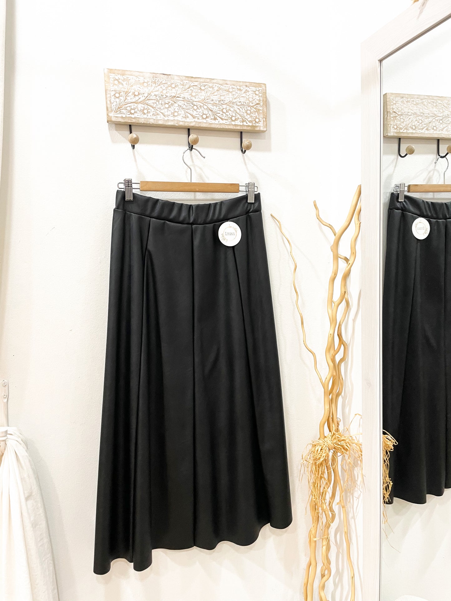 Falda polipiel negra