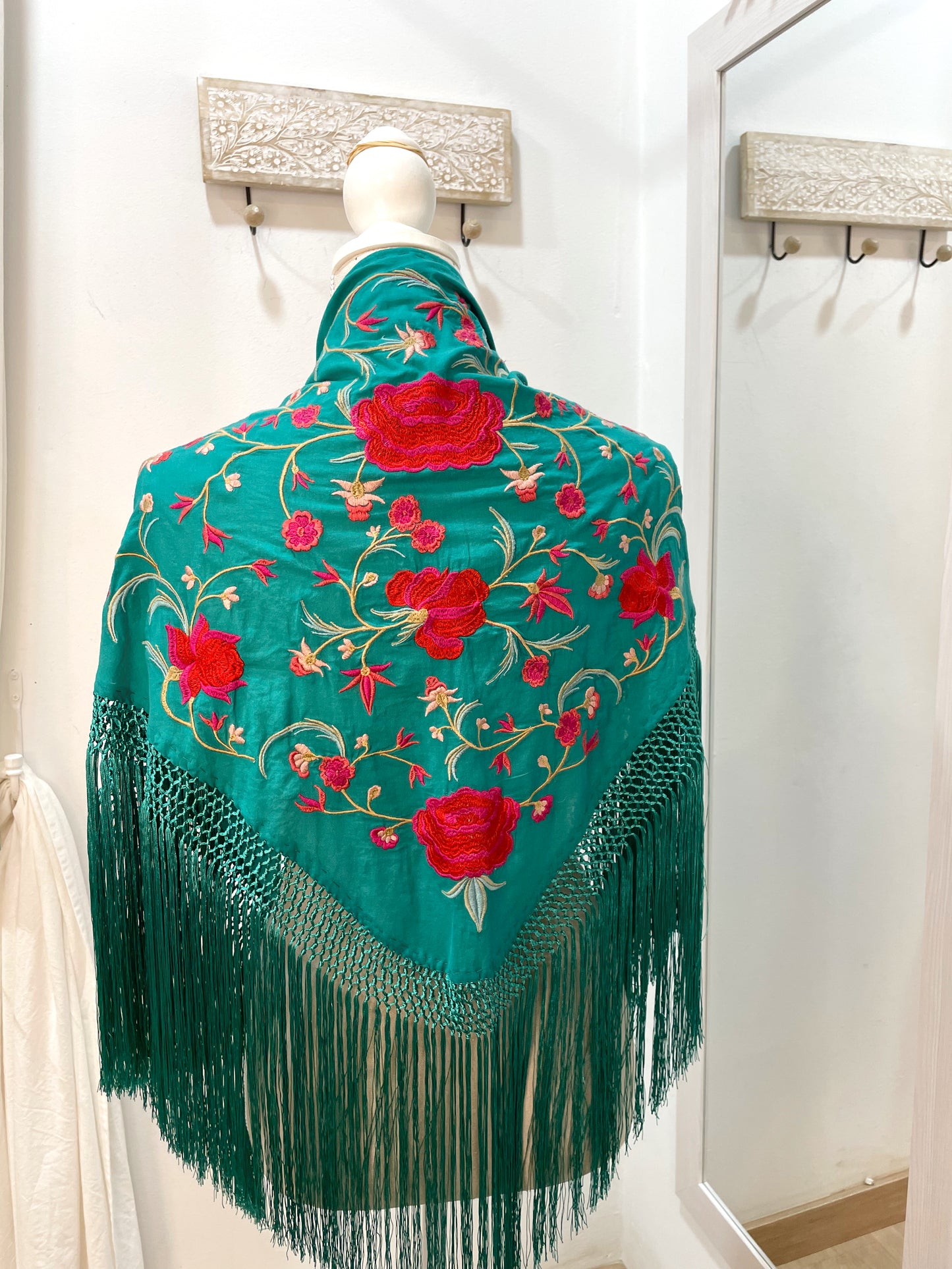 Mantón bordado en colores 12