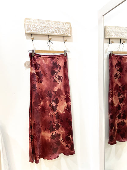 Falda satinada estampado burdeos
