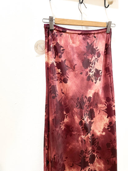 Falda satinada estampado burdeos