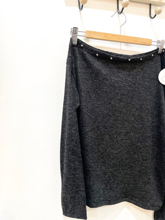 Camiseta tachuelas asimétrica