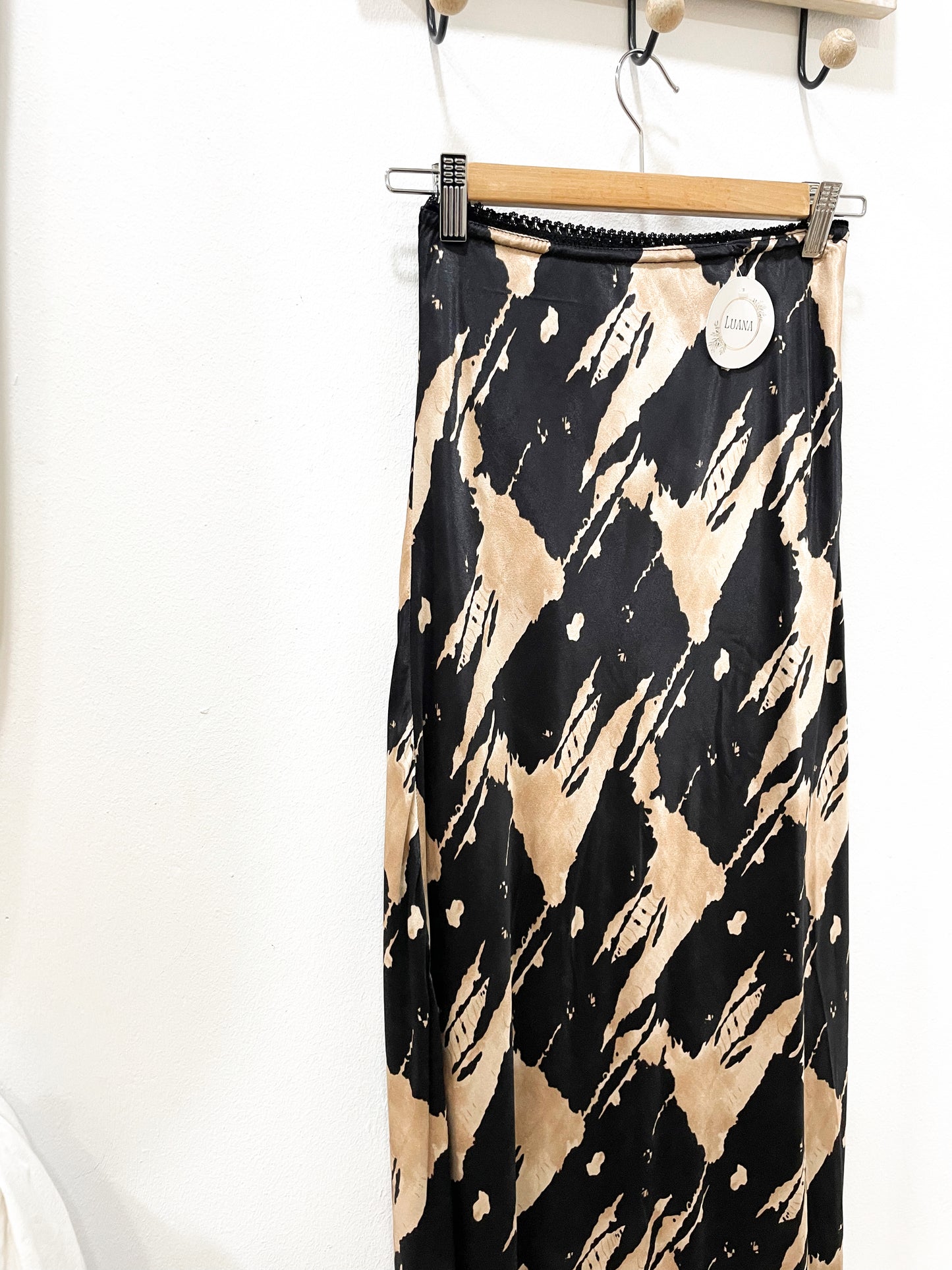Falda satinada estampado negro