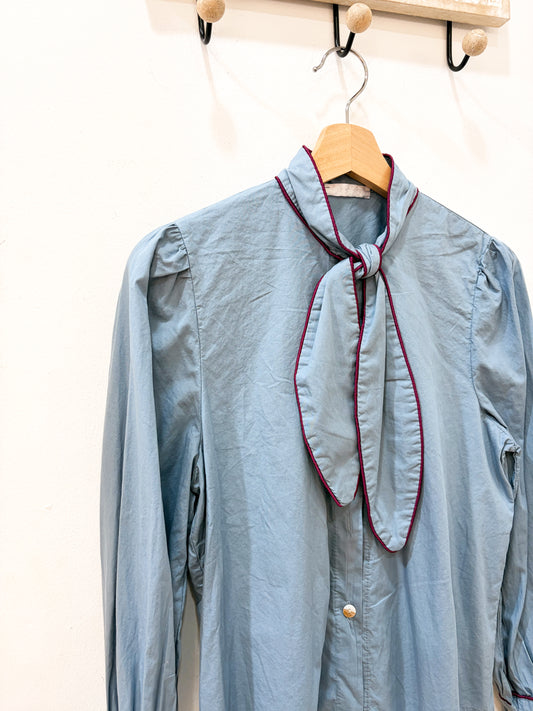 Blusa azul lazo