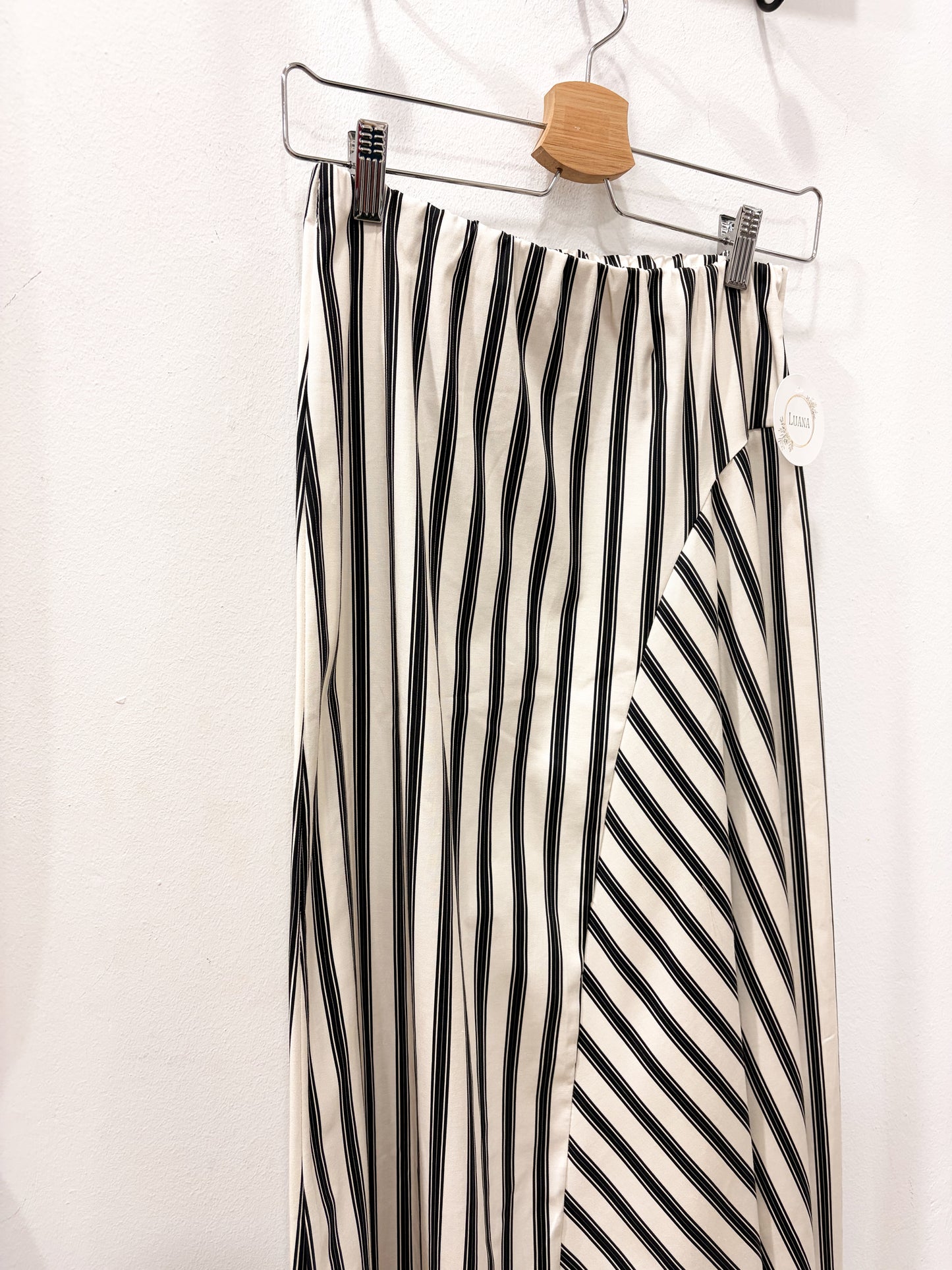 Falda estampada negra