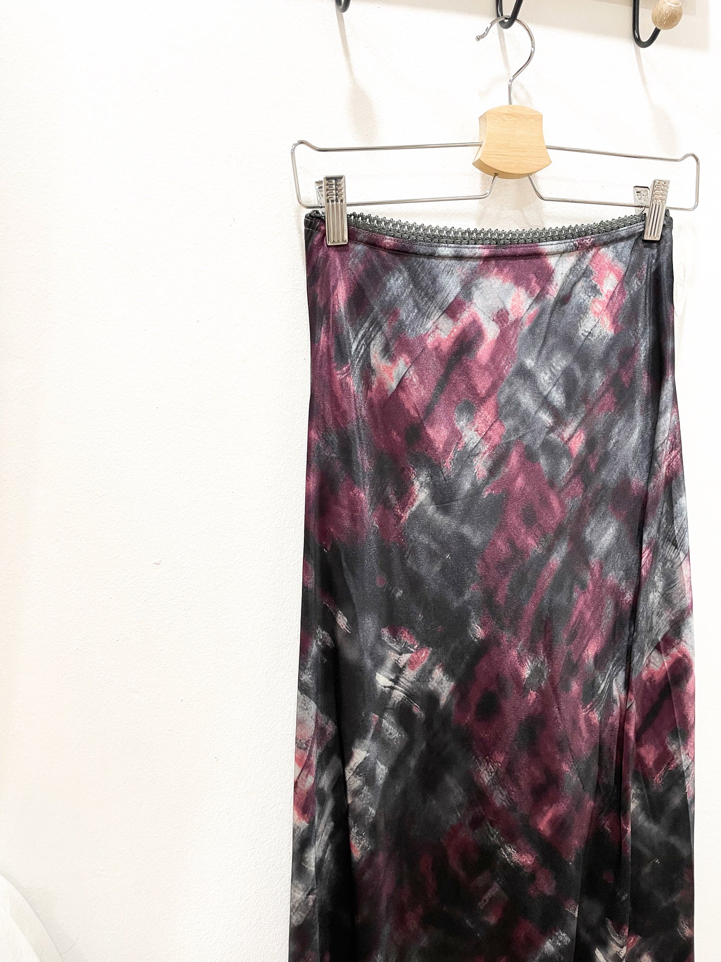 Falda satinada manchas