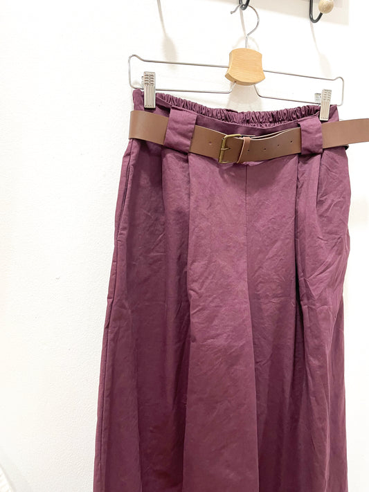 Pantalón cinturón berenjena